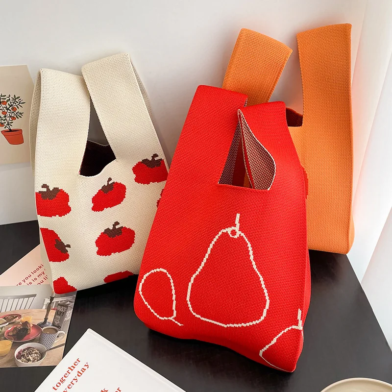 Handmade-Knit-Handbag-Women-Mini-Knot-Wrist-Bag-Japanese-Casual-Color-Wide-Stripe-Plaid-Tote-Bag.jpg Kézzel Készített Kötött Kézitáskás Nők Mini Csomócsukló Táska Japán Alkalmi Színű Széles Csíkos Kockás Diák Újrahasznosítható Bevásárló Táskák - Image 2