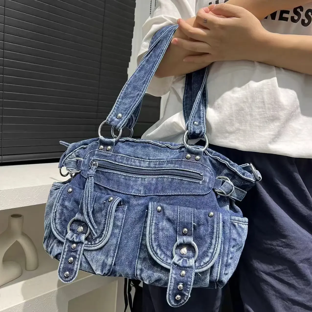 حقيبة يد نسائية من الدنيم المغسول، تتميز بتصميم مت...