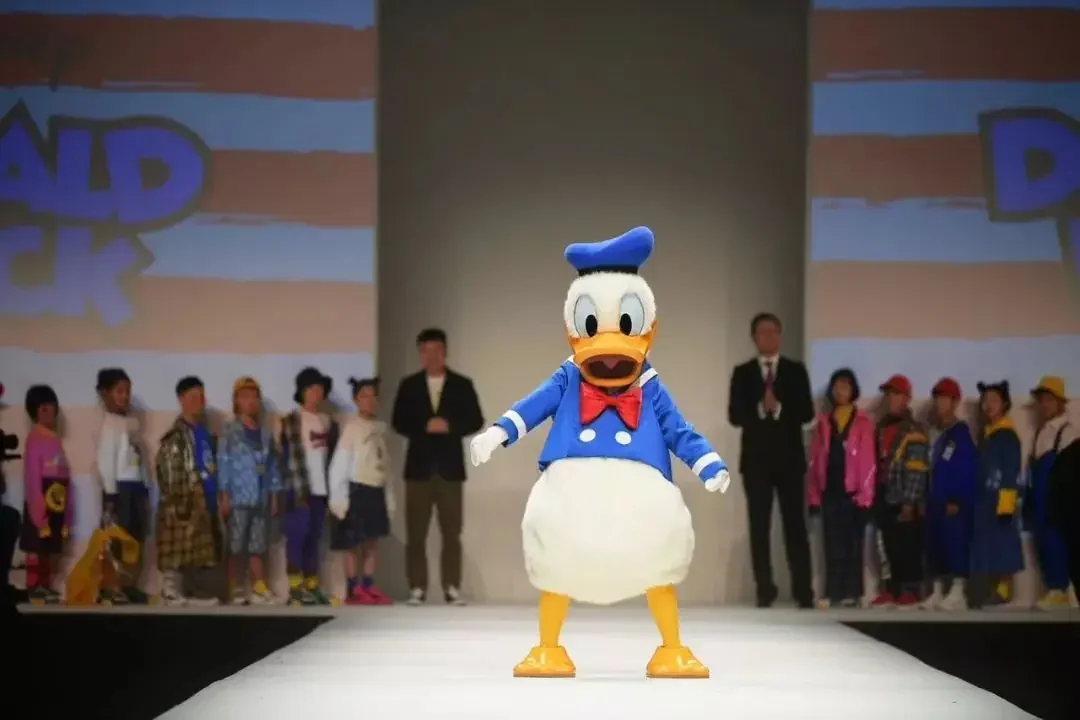 Cosplay Donald Duck Boy and Daisy Duck Girl Cartoon character costume Mascot Advertising Fancy Dress Party Animal carnival prop mascot costume