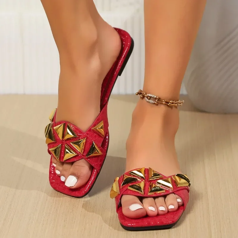 

2024 European and American fashion metal sequin flat bottomed women's square head breathable and stylish sandals