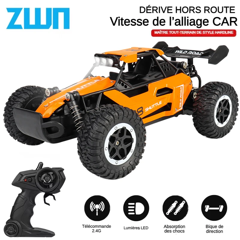 Voiture télécommandée 2.4GHz 4WD 1:16 tout terrain roulant sur un sol rocailleux.