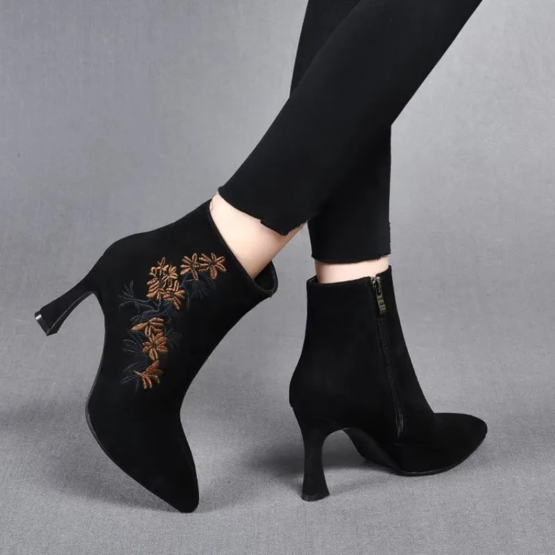 

2023 Брендовая женская обувь, женские ботильоны, женские ботинки в стиле ретро, современные ботинки, женская обувь на тонком каблуке с боковой молнией, вышивкой и острым носком