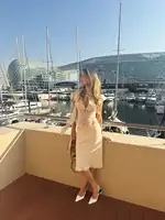Haut en mousseline beige Guz avec nœud en ruban et taille plissée, jupe à queue de poisson, ensemble deux pièces en mousseline transparente avec nœuds en ruban, chemise courte ajustée à plis verticaux et boutonnée. 4