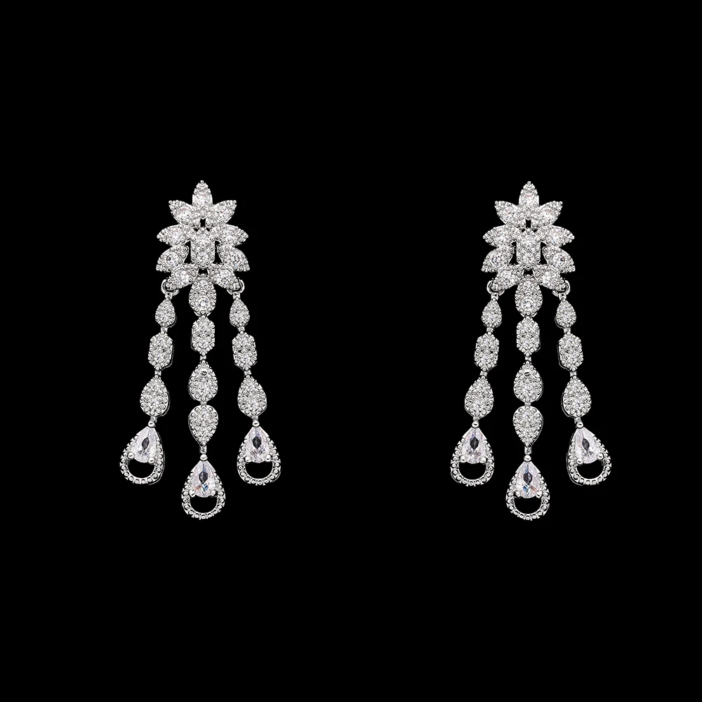 طقم مجوهرات فاخر بتصميم متدلٍ لامع