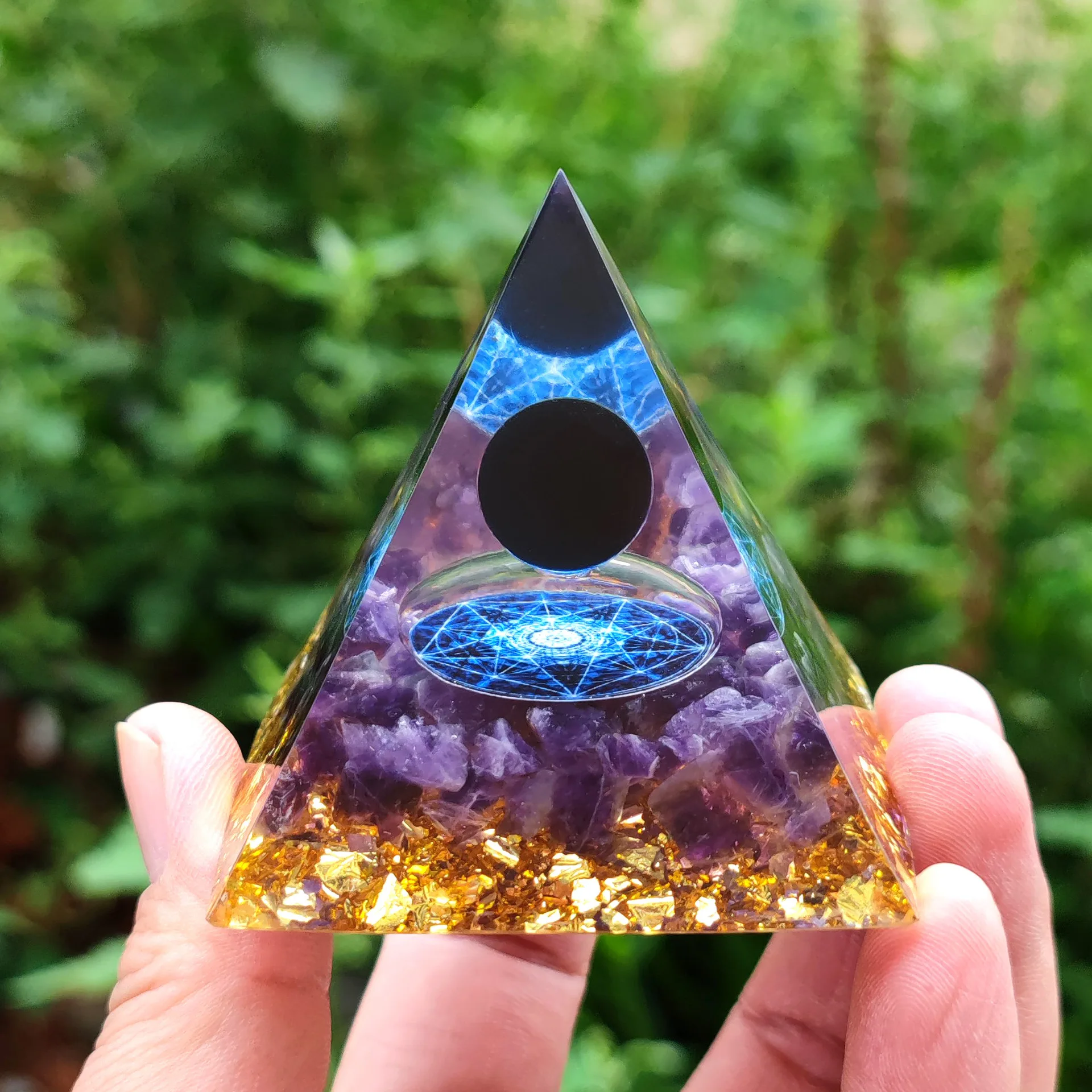 

6CM Amethyst Crystals Orgonite Pyramid Orgone Energy Blue Glass Crushed Stone Reiki Chakra Multiplier Meditation Lucky Stone