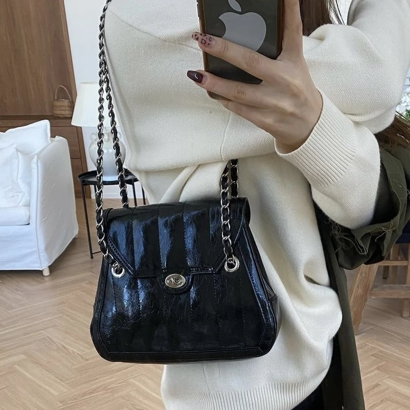 

2024 Niche New Leather Fragrance Style Chain Oil Wax Cowhide Rhombic Underarm Shoulder Bag