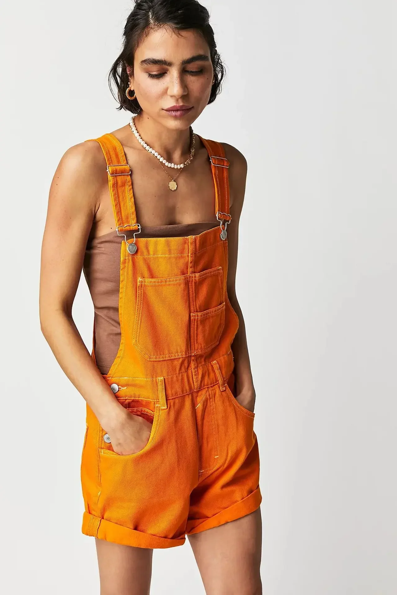 thumbnail image 1 of Monos de mujer, monos de mezclilla lavados, monos de una pieza, pantalones cortos sólidos, bolsillos empalmados, estilo urbano, sin espalda, botones sueltos, 1 of 4
