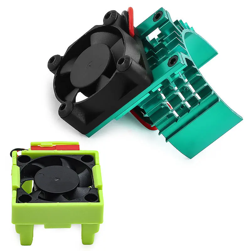 Gros plan sur les roues crantées d'une voiture RC tout-terrain 4x4 2.4GHz pour enfant