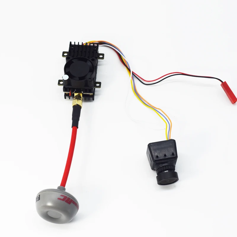 Écran 4.3 pouces avec DVR intégré affichant une image aérienne, partie du kit FPV complet.