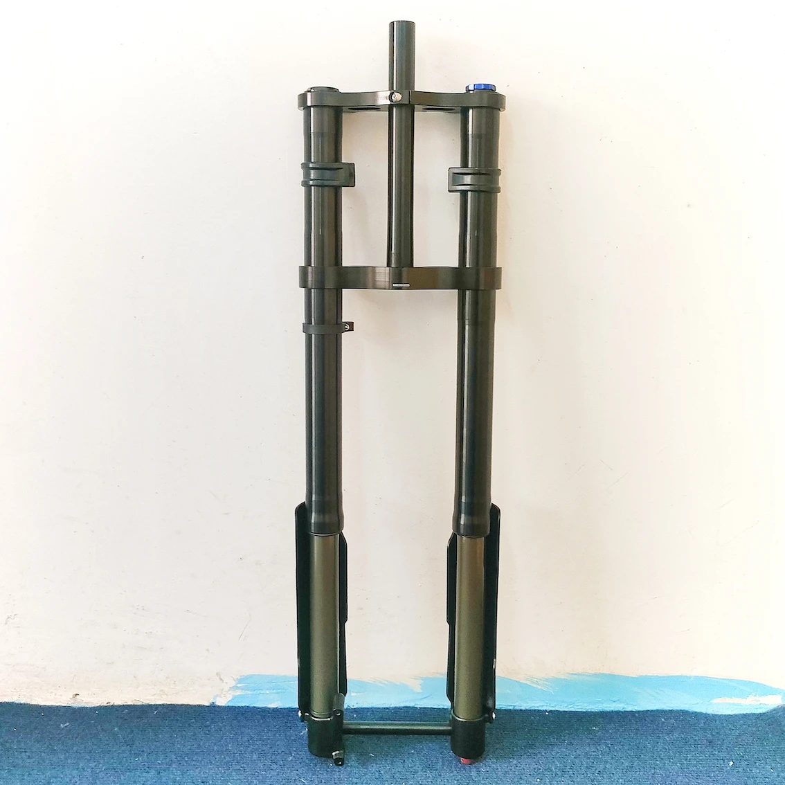 【新品】ダブルクラウンフォーク 69cm/1 1/8_ブラックマット ダブルクラウン付きフロントフォーク,135x15mm, 26インチ
