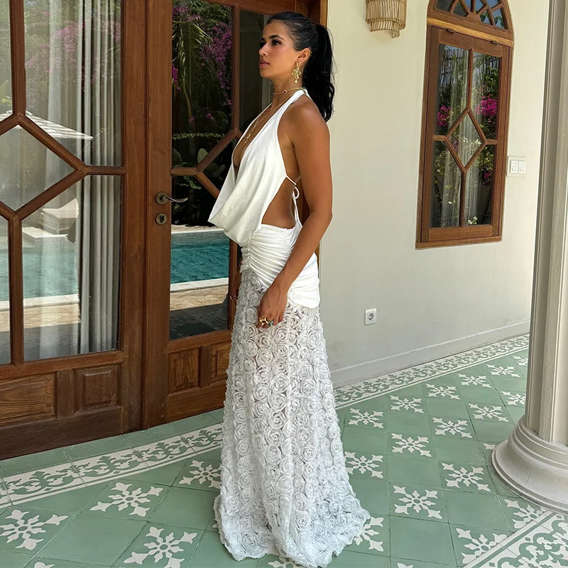 Vestido largo blanco sexy con cuello halter, espalda descubierta, plisado, con flores 3D y escote halter, ideal para fiestas de verano 2025 en la playa.