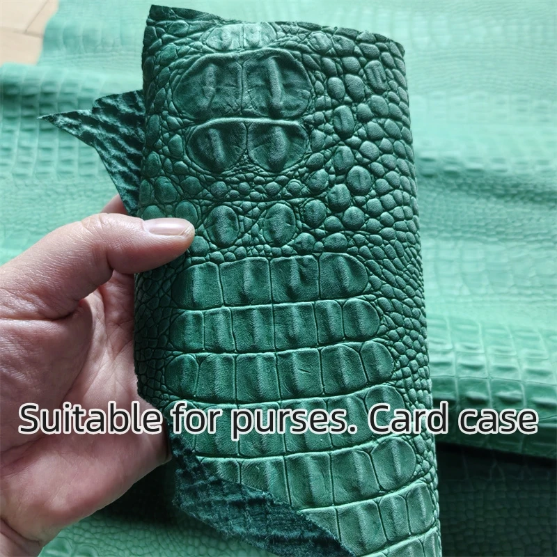 1mm 노란색 갈색. 청록색 악어 소가죽. 첫 번째 레이어 가죽. 진짜 가죽 원단. 지갑용 수제 DIY. 전체를 잘라냅니다.
