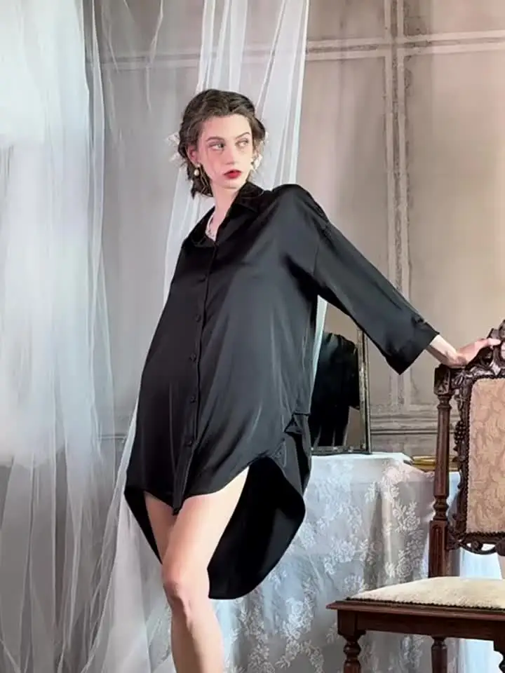 Атласная ночная рубашка на пуговицах