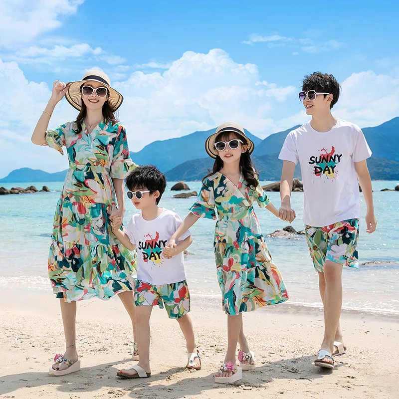 

Family Matching Outfits Summer Beach Mum Daughter Floral Dresses Dad Son Cotton T-shirt & Shorts Holiday Couple Clothes Seaside