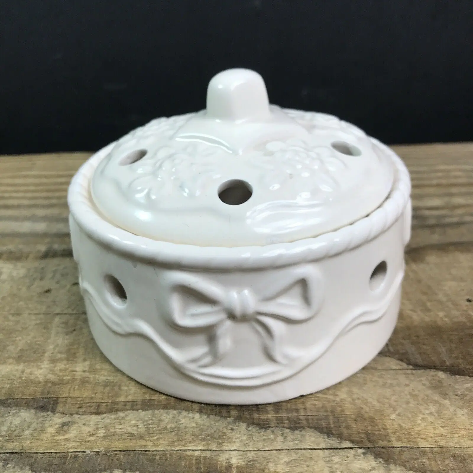 Vintage Ceramic Pomander Pot Pourri Dish Bowl With Lid Bow & Flower