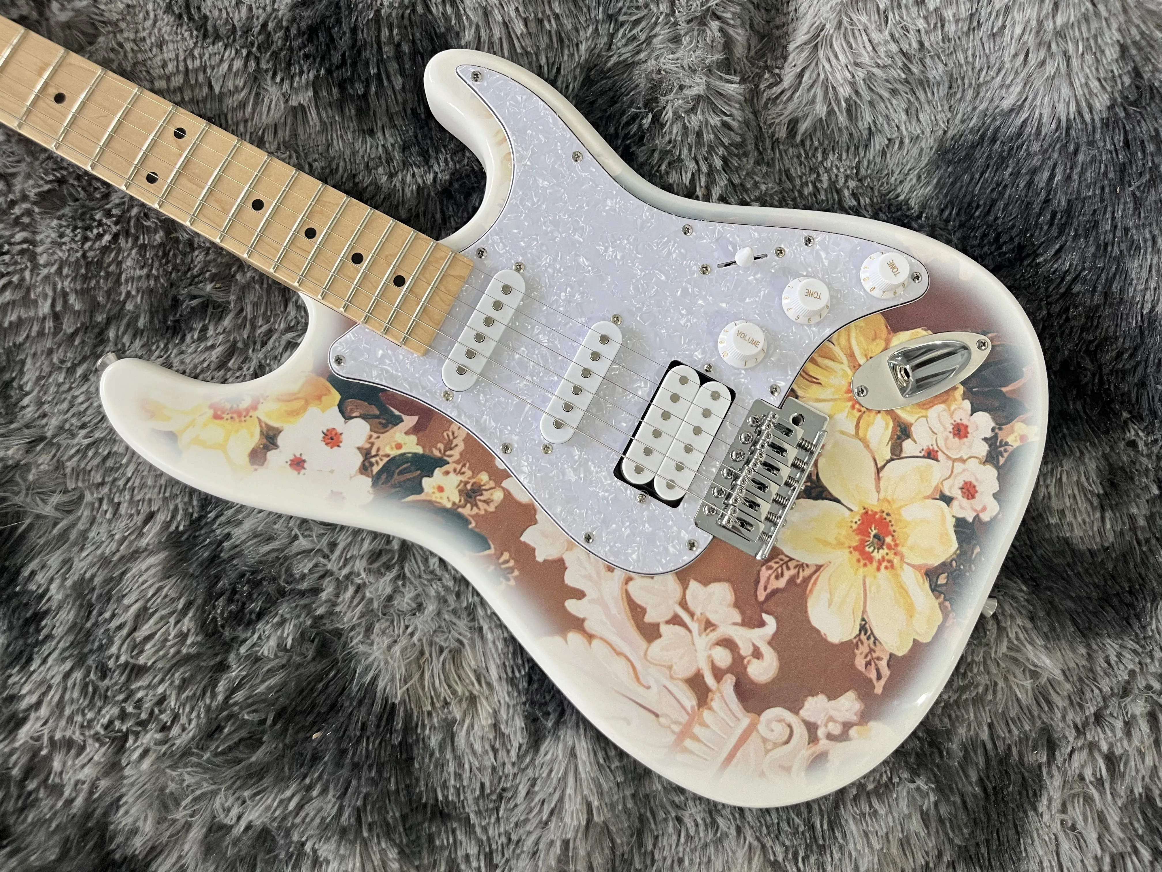 

China OEM Electric Guitar Star White Color Drawing Flower on Body Tremolo System