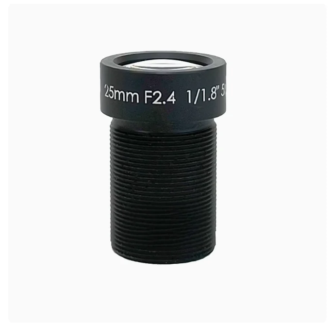 Objectif M12 25mm 8MP HD installé sur une caméra de surveillance, offrant une vision nocturne claire.