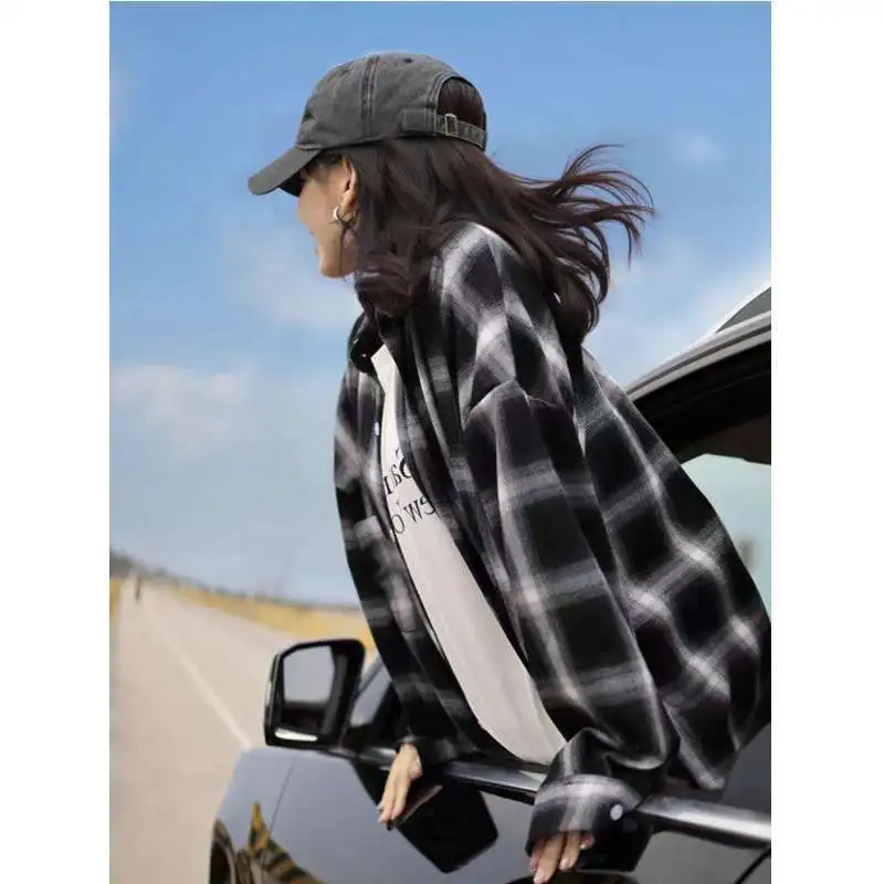 Camicia Casual Americana Retrò a Quadri da Donna, Vestibilità Ampia, Lunghezza Media, Stile Coreano, Abbigliamento Esterno per Coppie, in Cotone Floccato a Maniche Lunghe - immagine 4