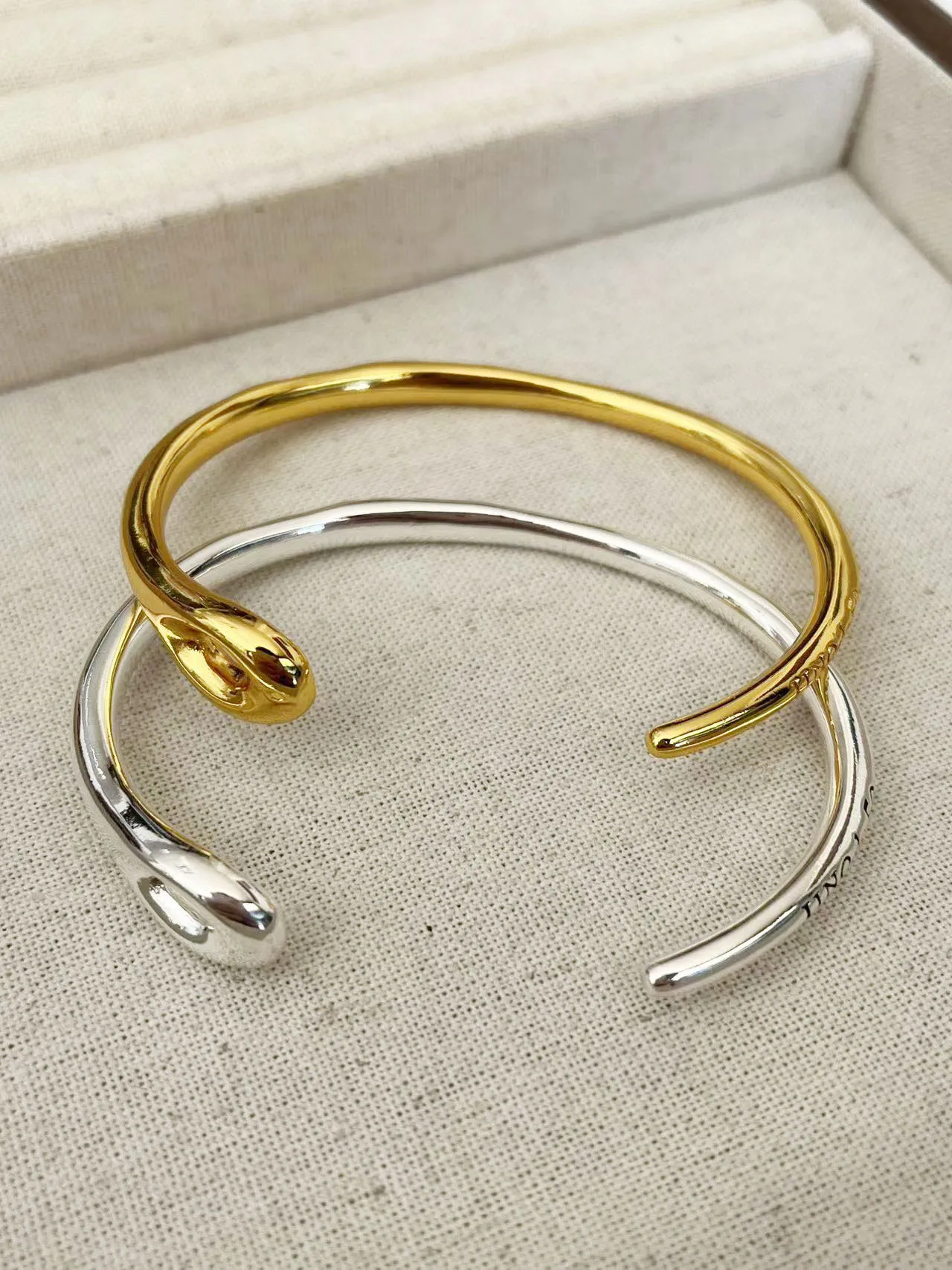 2023 trendy UNOde50 fashion electroplating 925 high-quality simple bracelet women's holiday gift