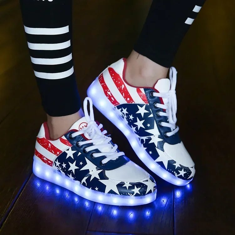 ตัวเลือกสินค้า รองเท้าผ้าใบแฟชั่น LED ส่องสว่าง หญิงสาวเท่ๆ กลางคืน
