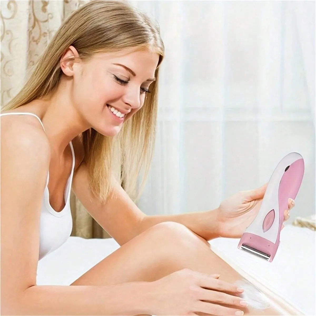 Compact rechargeable razor