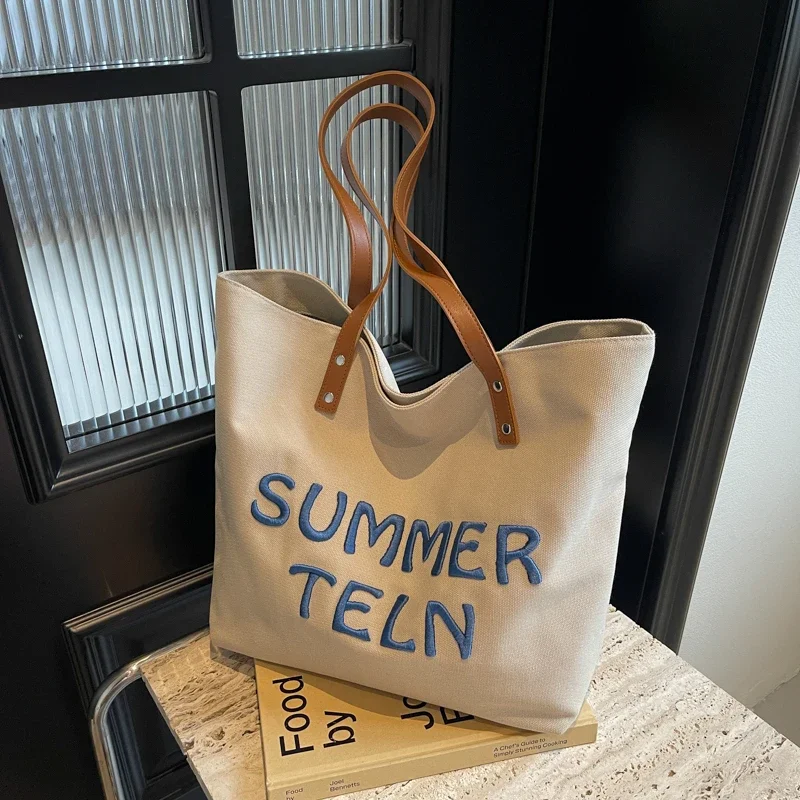 Bolso de lona versátil con letras bordadas para mujer, bolso de mano de gran capacidad para desplazamientos y ocio, bolso de hombro de moda Paquete de fotos