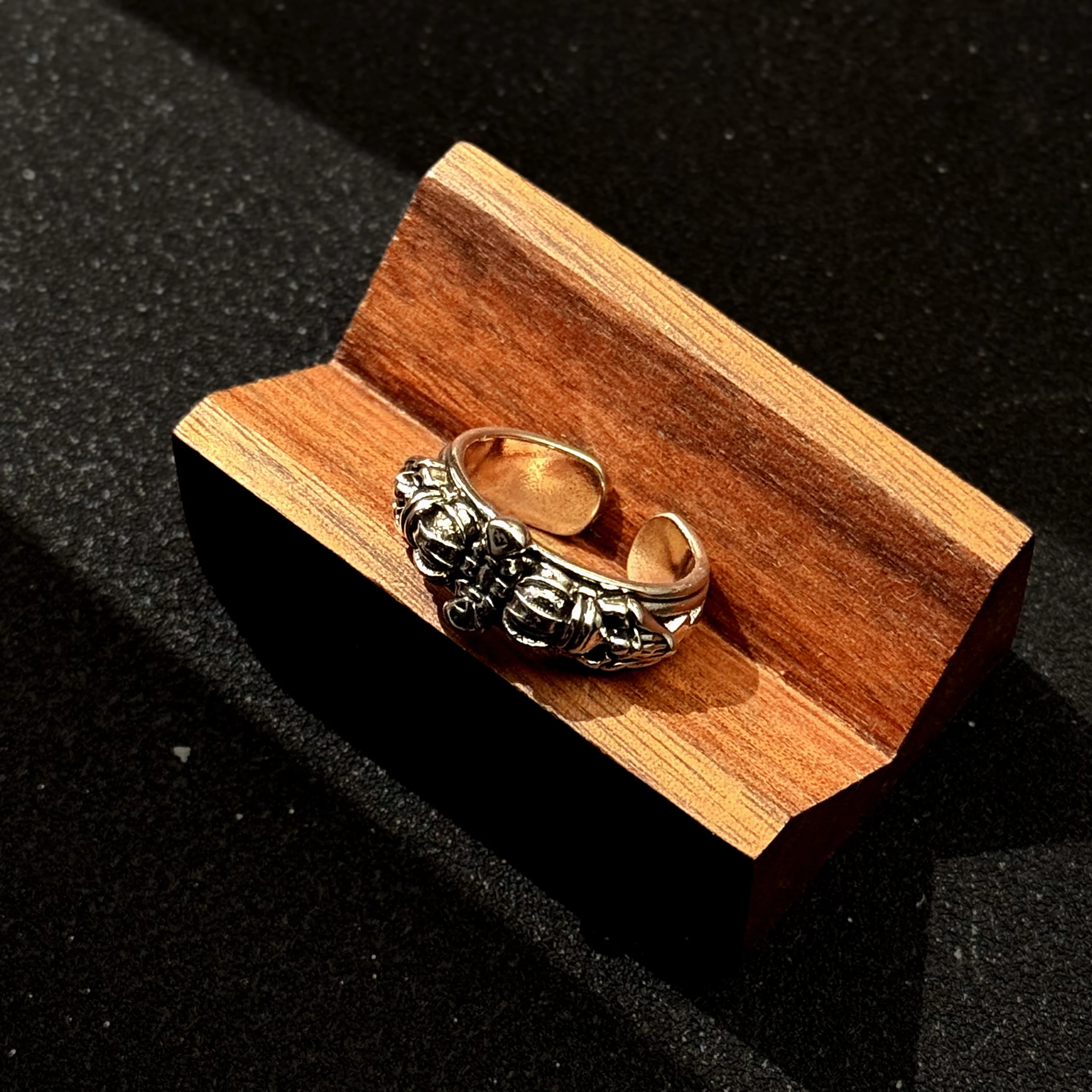 Retro Crown Jokers Verstellbarer offener Ring für Männer versilbertes Kupfer Punk Gothic Edgy Schmuck Biker Zubehör Halloween Geschenk – Detail 5