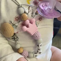 Attache-sucette en hêtre avec nom personnalisé pour bébé, fait à la main, jouet à mâcher 2
