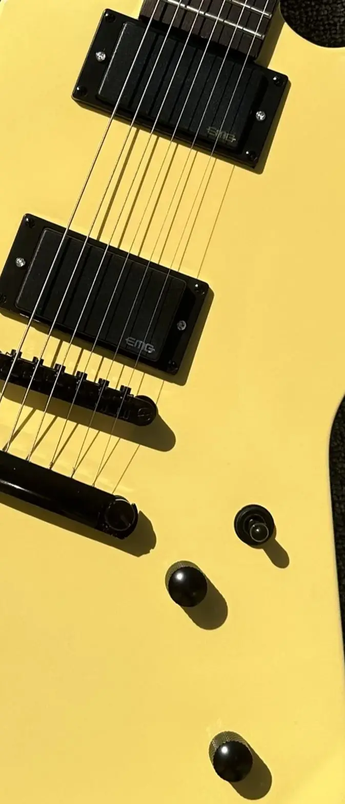 

Irregular electric guitar, cream yellow, middle finger inlay, EMG active pickup, in stock, lightning package