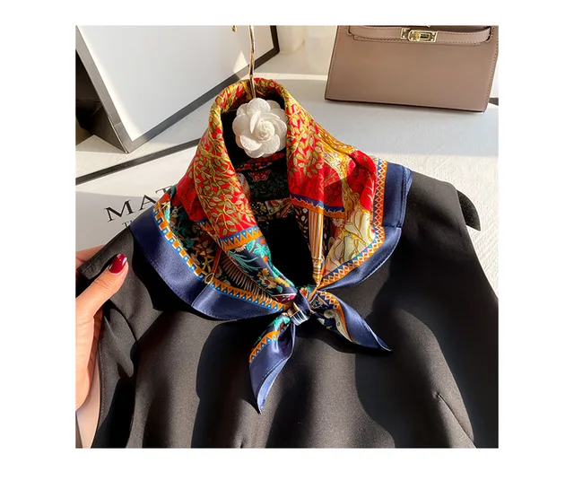 lenço estampado monograma Louis Vuitton in 2023  Scarf hairstyles, Hair  scarf styles, Hair wrap scarf