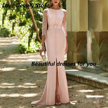 Abiti da sera personalizzati per la madre della sposa, modello sirena, in pizzo rosa antico, con maniche a 3/4, scollo rotondo, cintura con bottoni, spacco alto e schiena scoperta.