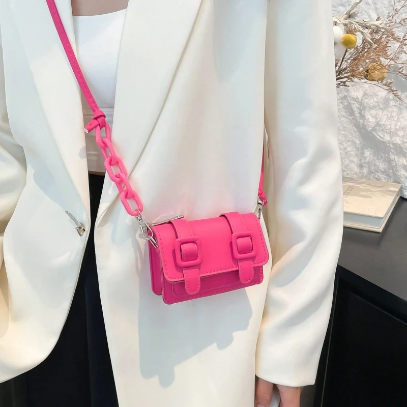 2025, modische Miniatur-Crossbody-Tasche in Lippenstiftform für Damen im Herbst/Winter, vielseitige kleine Umhängetasche – Detail 4