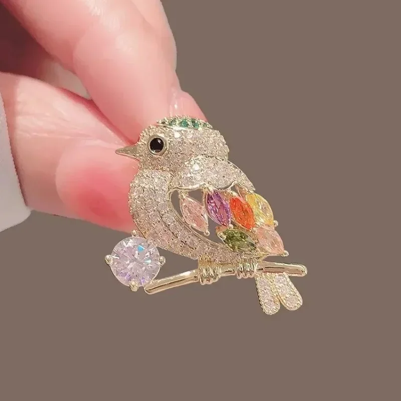 1 Pcs Magpie Bird Brooch High-end Japanese Cute Anti Glare High-end Feeling Personalized Suit Colored Pin Brooch Accessories