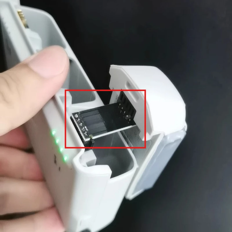 Batterie modifiée DJI NEO 3300mAh insérée dans un drone, prête pour le vol.