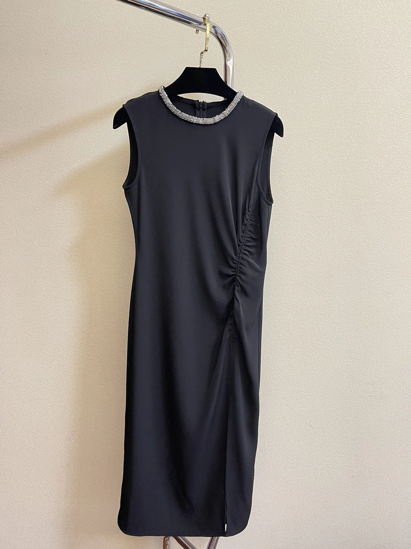 

Sleeveless dress with pleated waist and waist-skimming designNew for summer 20230416