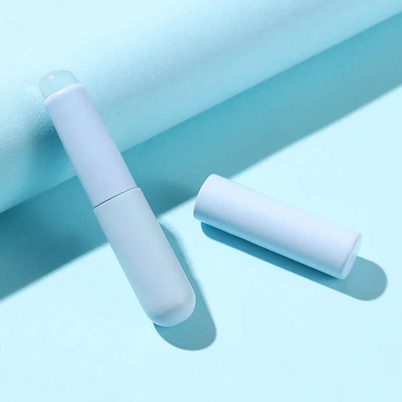Silicone lip brush with protective cap - oval head suitable for applying lipstick and concealer, free alcohol, wooden handle 2