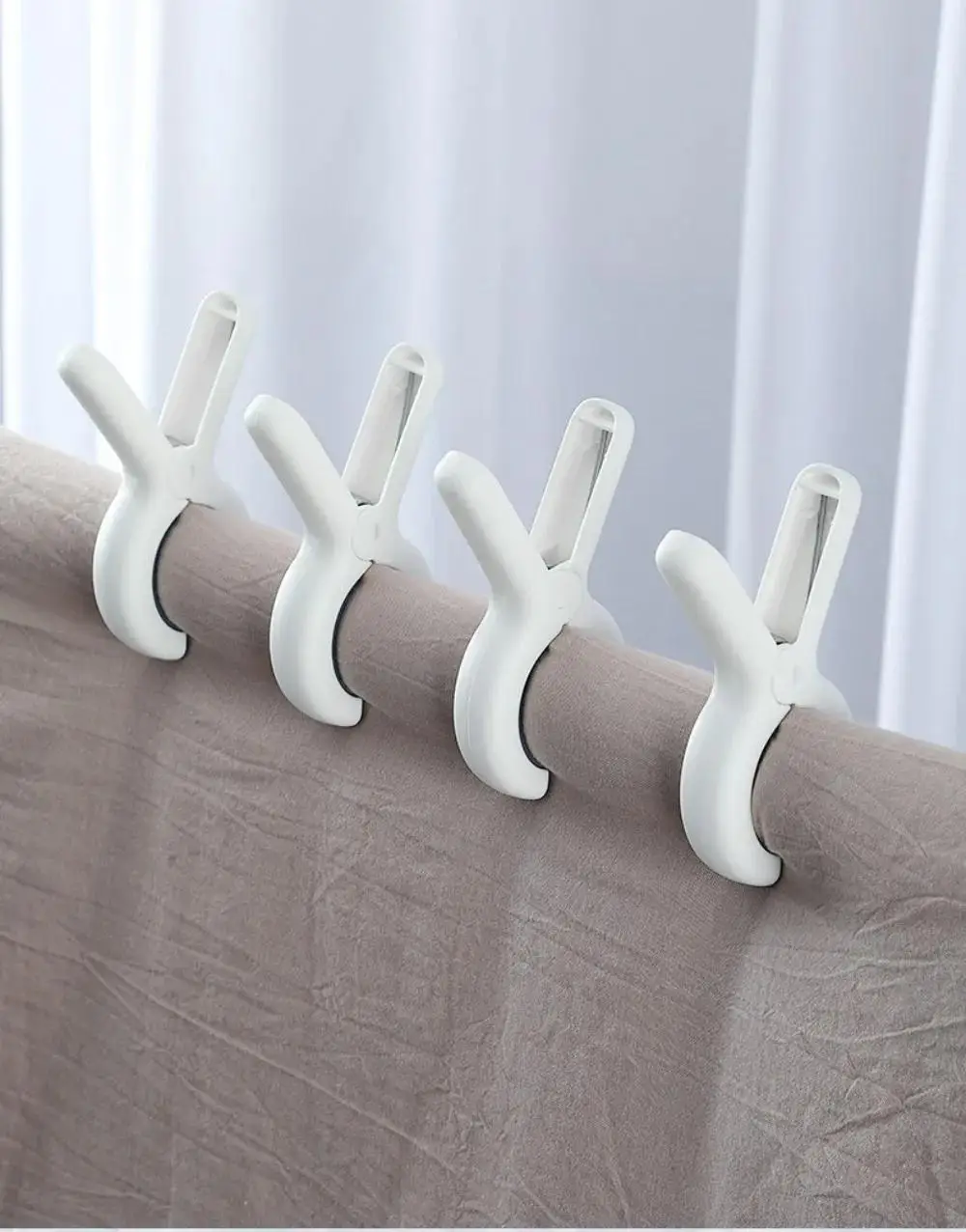 Description Picture 3 of item3pcs Large Beach Towel Clips Plastic Strong Windproof Clothes Pegs Quilt Hanging Clip Reusable Non-slip Fixed Drying Clothespin