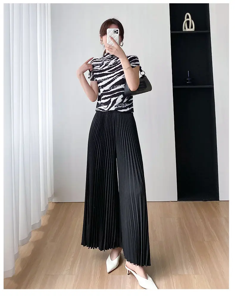 Comfortable, fashionable, casual, high-end, simple, loose, wide leg skirt pants for women summer 2025, new pleated design