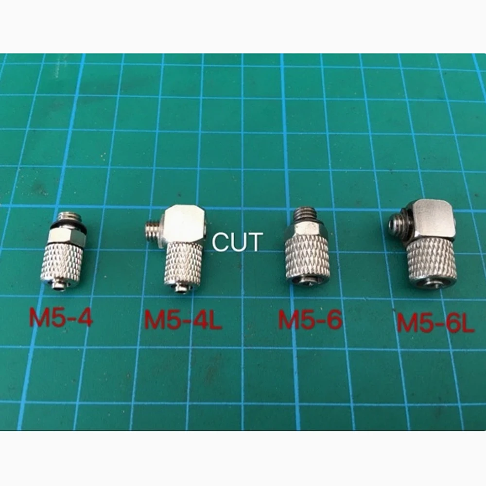Gros plan sur les connecteurs de tuyau M3 M5 4L 3L pour réservoir d'eau de robot tank RC, avec embouts filetés.