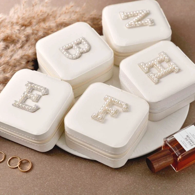 Personalisierte Initialen, Perlenbuchstabe, weiß, rosa, Reise-Leder-Schmuckschatulle für Brautjungfer, Braut als Geschenk, Hochzeitsgeschenke für Sie