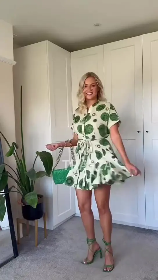 Женское мини-платье с V-образным вырезом и коротким рукавом