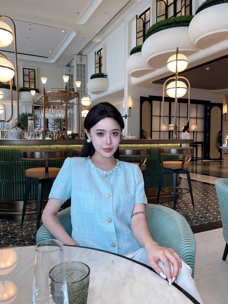 

Luxury style, fashionable, minimalist, trendy, elegant, age reducing and slimming round neck short sleeved top