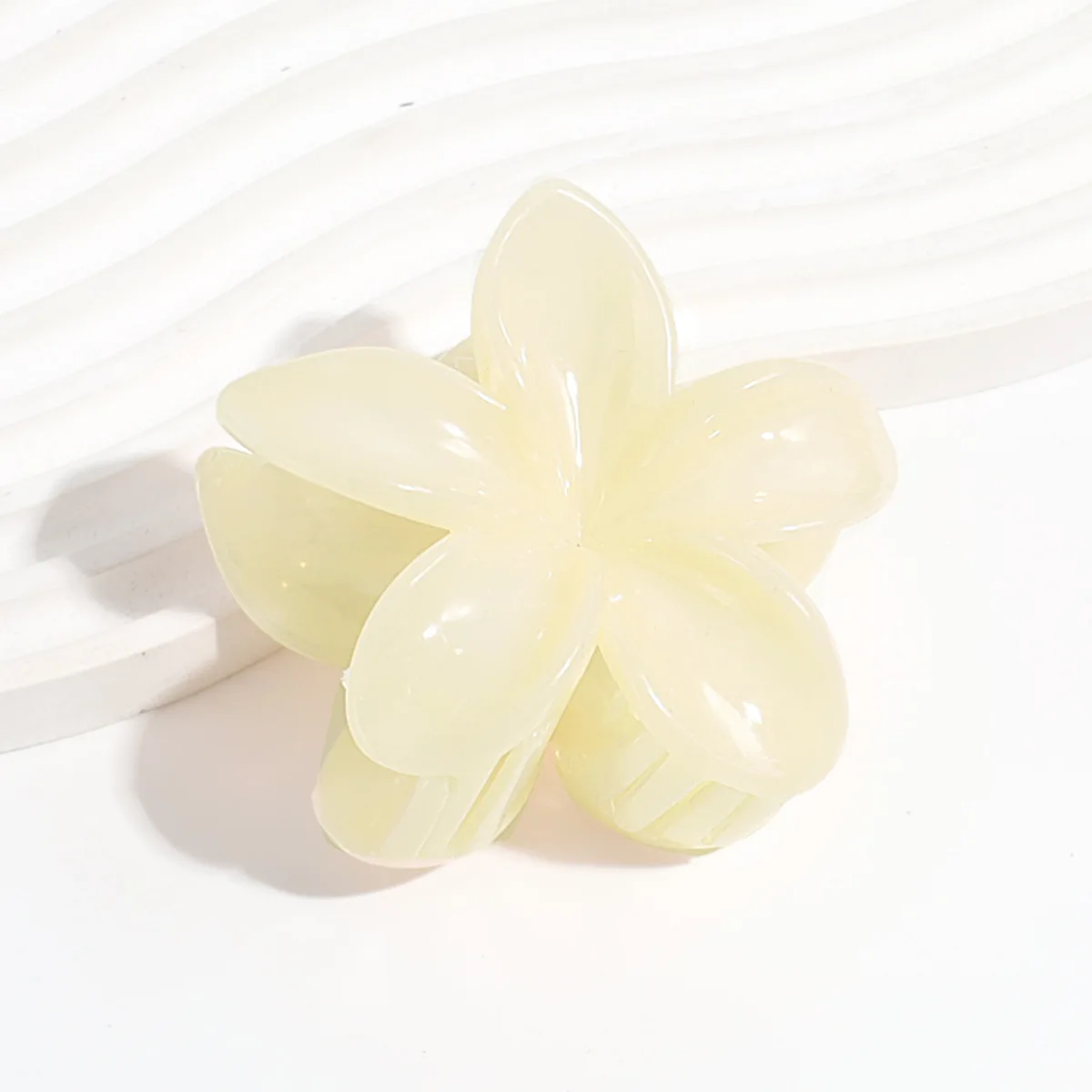 8CM Frauen Kunststoff Haarspangen Süße Und Niedliche Plumeria Blume Form Haarnadel Shark Clip Haar Zubehör Reine Farbe Gelee stil – Detail 7