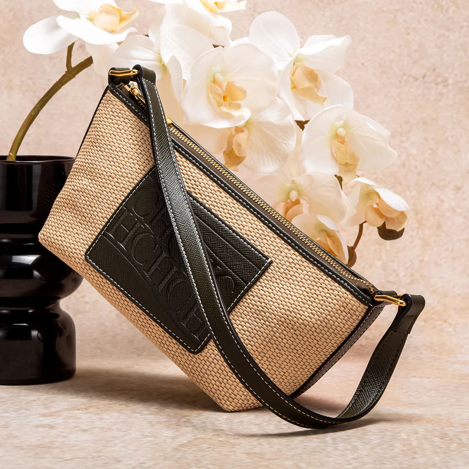 حقيبة كتف نسائية بتصميم كلاسيكي جديد.