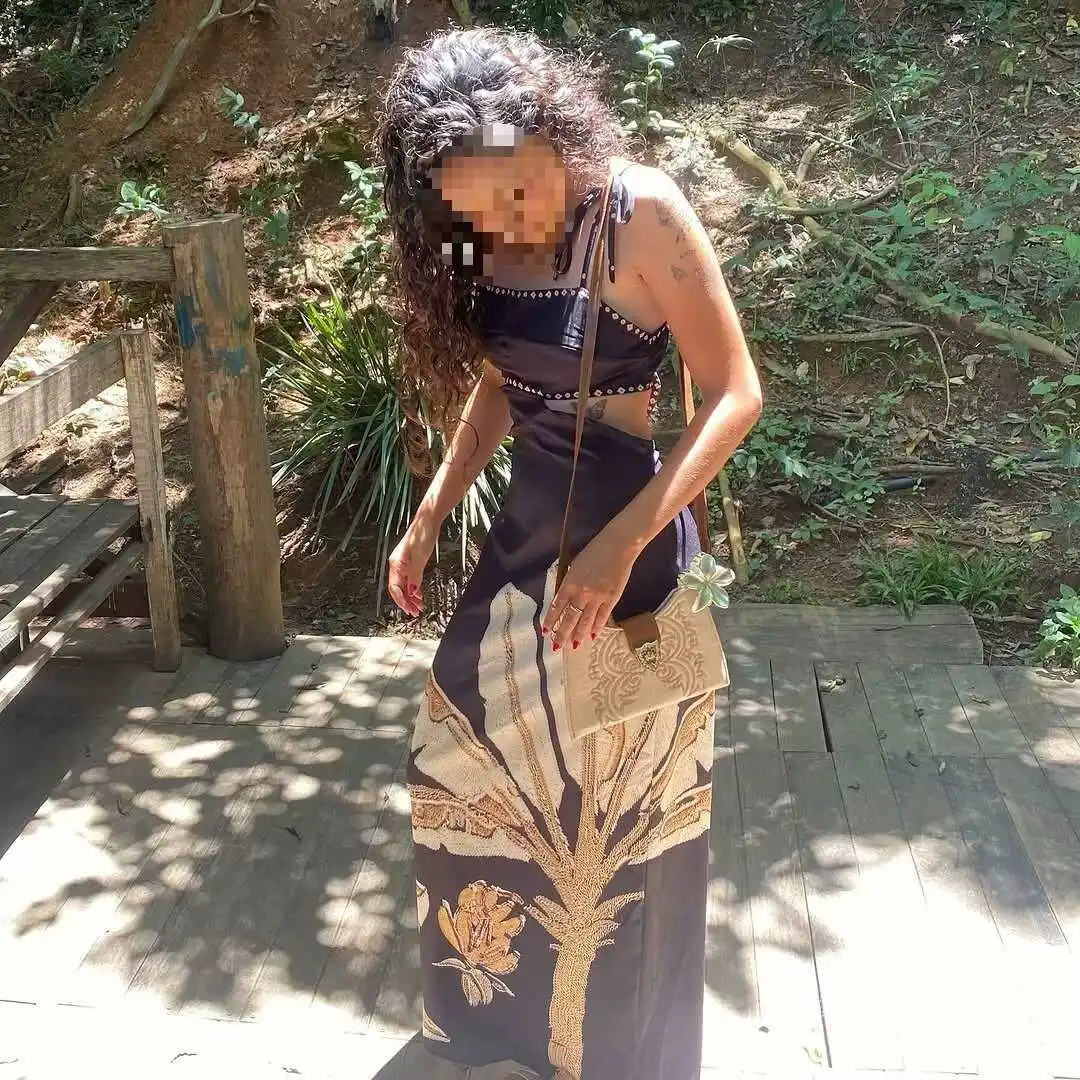 فستان أسود بنقشة فنية أنيقة