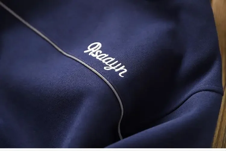 Pull ras du cou pour garçon, vue latérale