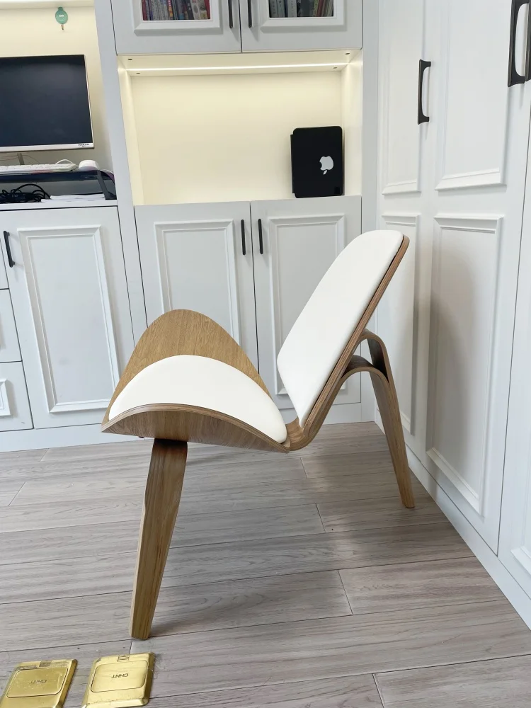 Hans Wegner Style Chair Simple and Modern Leather Shell Chair with White Padded Seat Ergonomic Three-Legged Shell Lounge