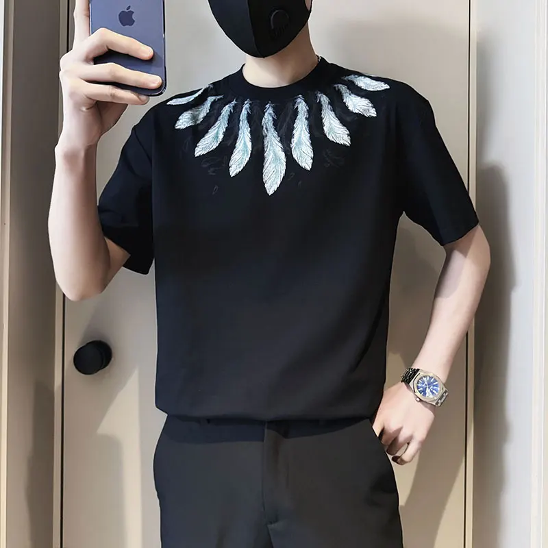 

Футболка мужская с круглым вырезом, коротким рукавом и принтом перьев