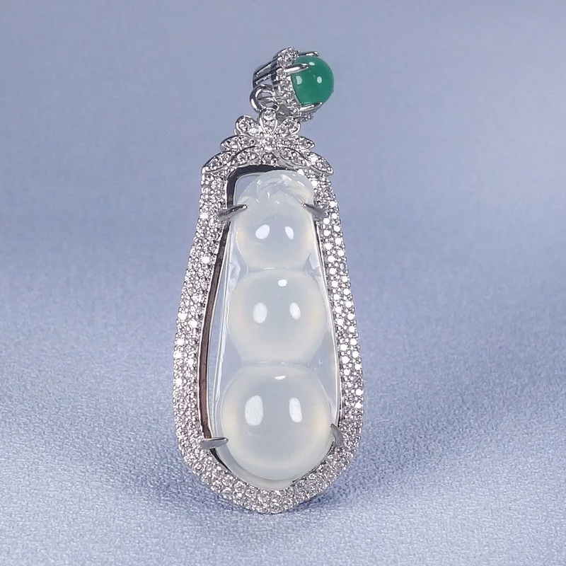 

Natural Agate Inlaid with High Ice White Chalcedony String Bean Pendant Women's Fudou Fashion Necklace