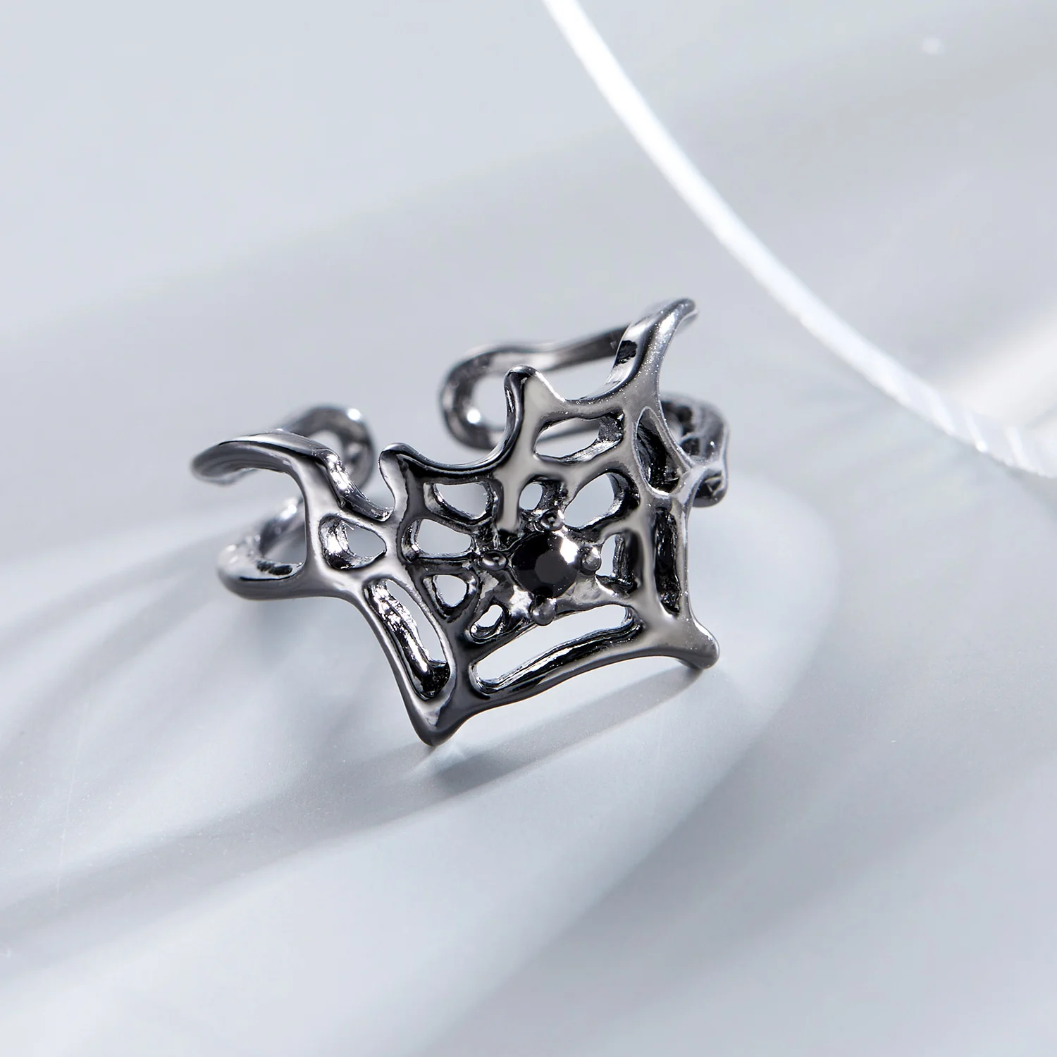 Inel de păianjen cu perle artificiale gotice în stilul modei 2025_voghion.com